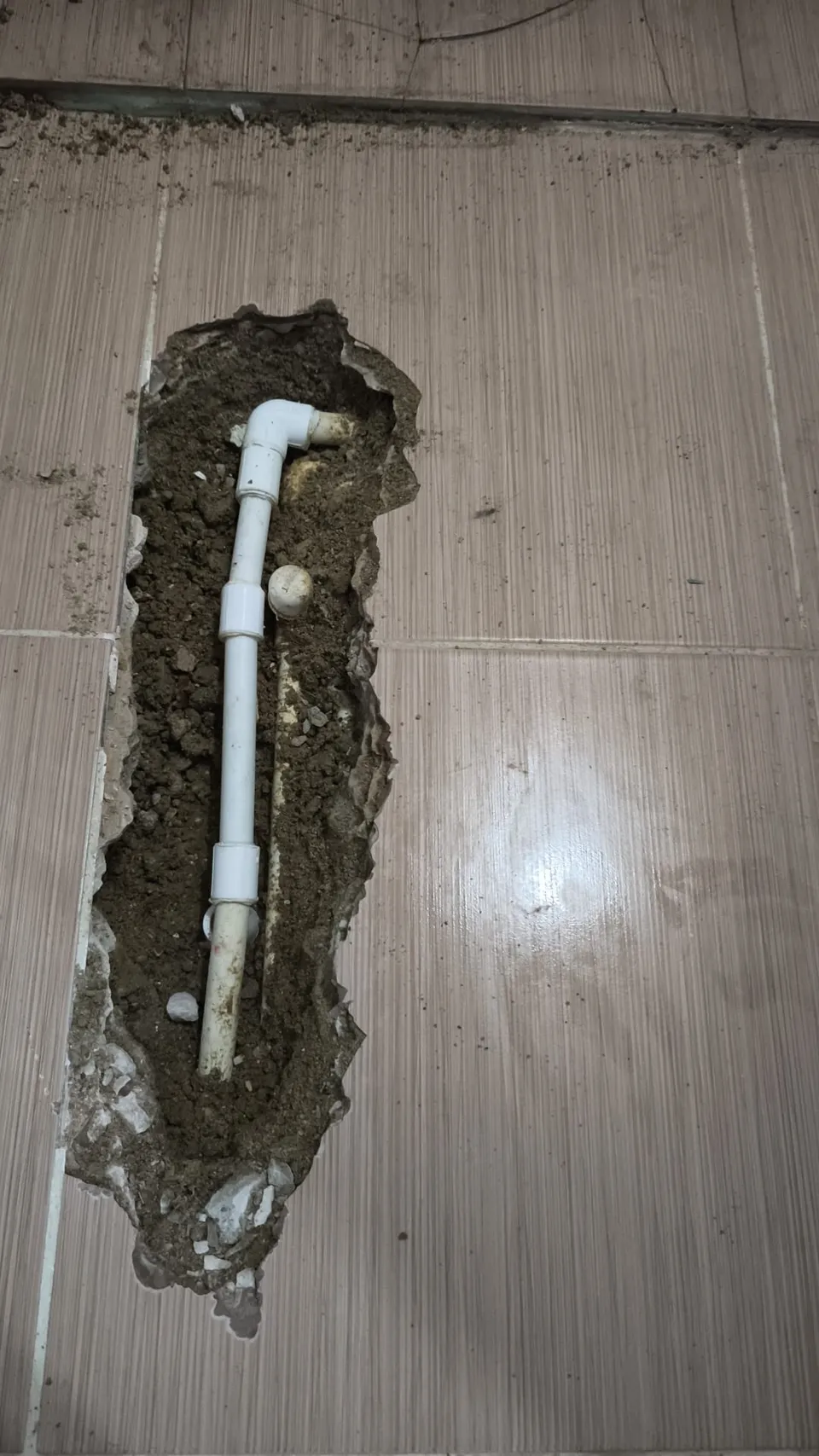 Zeminde açılan dar kanalda su borusu ve bağlantı